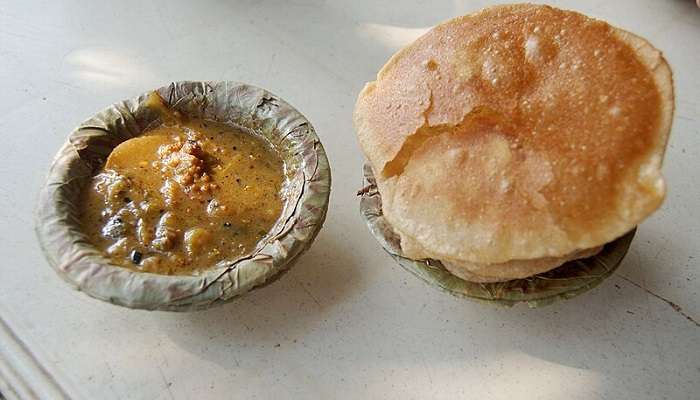 Aloo_Puri,_typical_morning_snack,_Varanasi