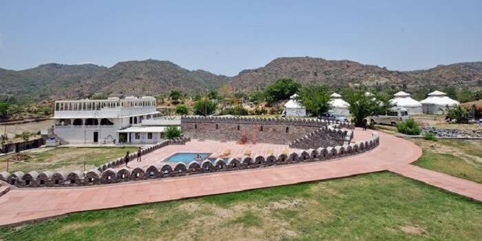 The vast expanse of Devi Palace Heritage resort makes it the best among hotels in Kumbhalgarh