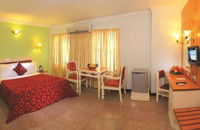 Hotel Excellency offers spacious rooms and rich décor to its clientele