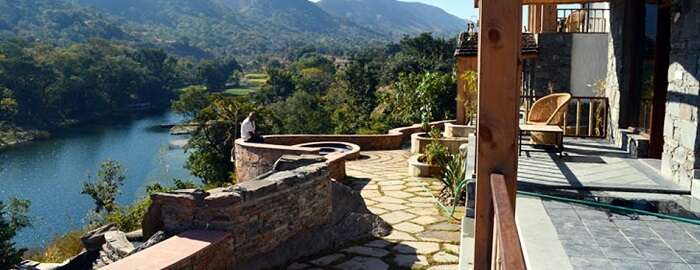 The lake view of the Kumbhalgarh Forest resort puts it above the other popular hotels in Kumbhalgarh