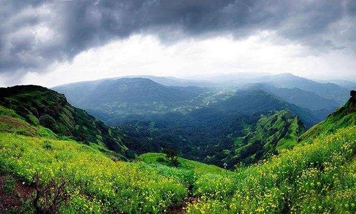 While boasting lush green surroundings, Mahabaleshwar is undoubetdely is among the most romantic getaway near Mumbai