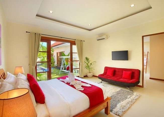 honeymoon suite in nicola villa with pool view