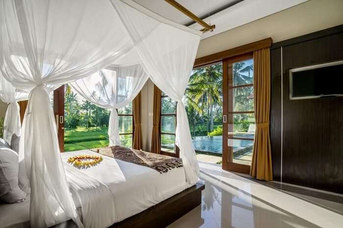 villa gusku with cosy rooms with private pool view