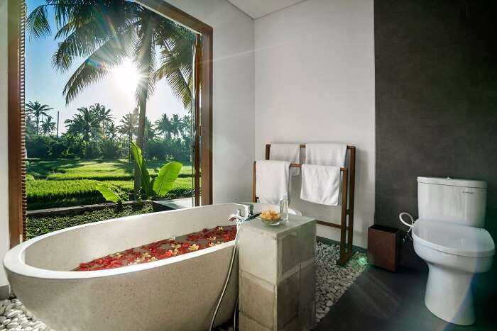 grand bathroom in villa gusku with bathtub