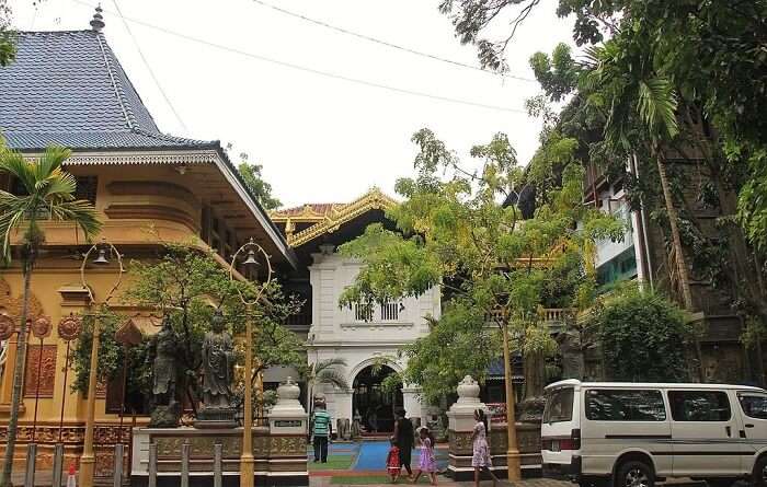 Visit Gangaramaya Temple in Sri Lanka