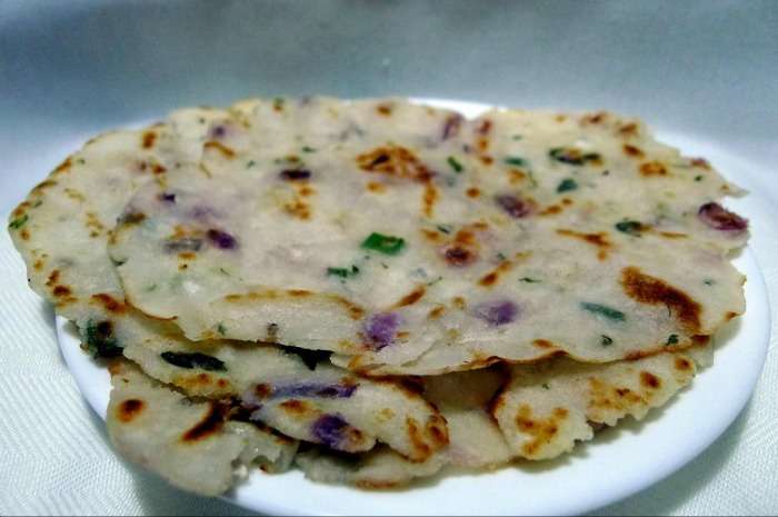 Akki Roti, yummy Karnatak dish served with coconut chutney