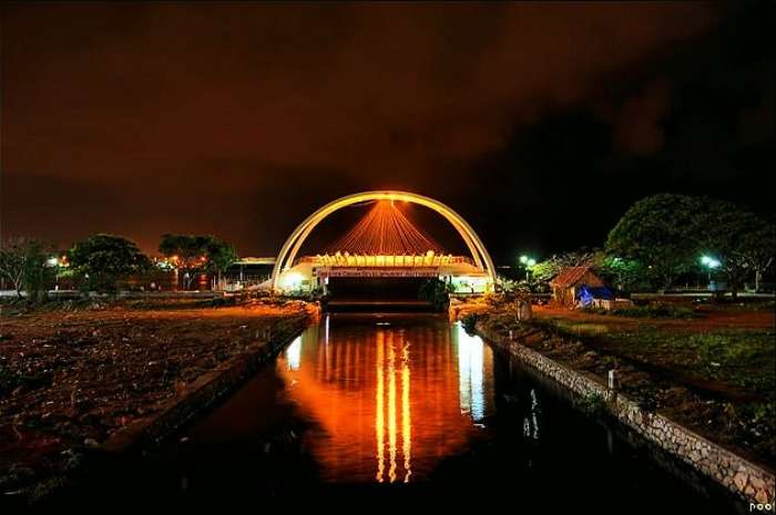 Enjoy cool breeze arising from the backwaters at Marine Drive Kochi