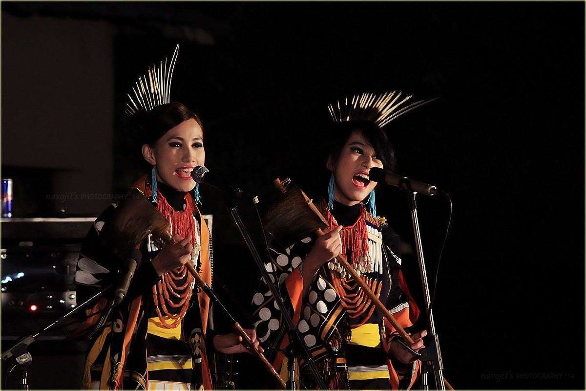 Folk rock band from Northeast, Testo Sisters