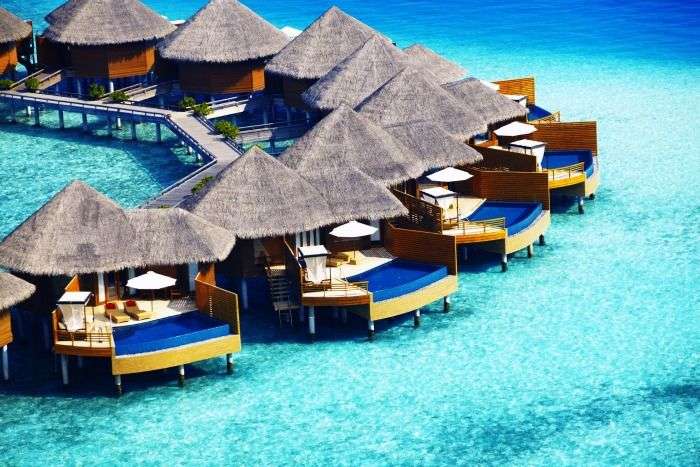 Blick auf die Villen mit Meerblick in einem der besten Resorts auf den Malediven für Flitterwochen