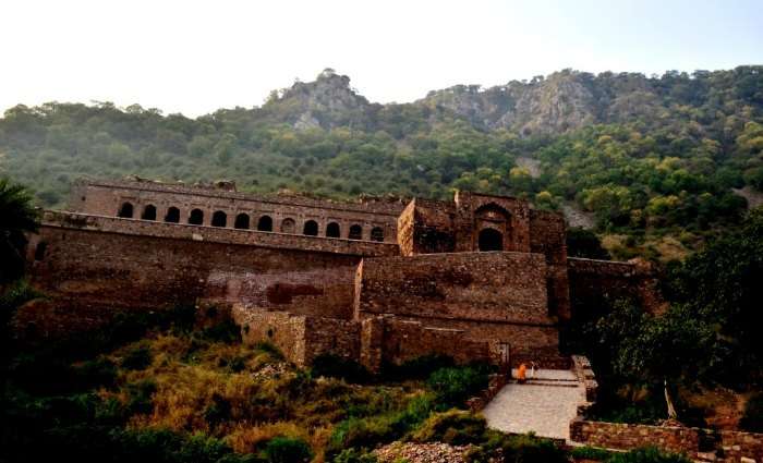 Face the dead at the haunted Bhangarh Fort in Rajasthan