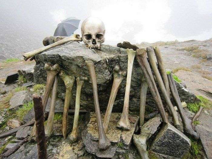 Skeletons on the trekking trail to Roopkund