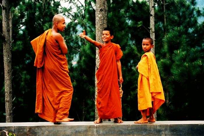 Sri lankan monks