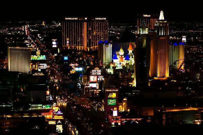 Discover the nightlife of Las Vegas, one of the best honeymoon destinations in the world