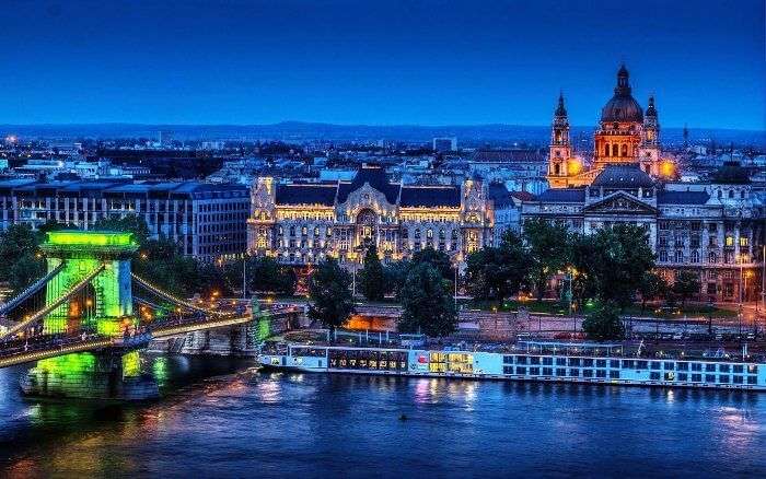 Night view of the backpackers paradise-Budapest