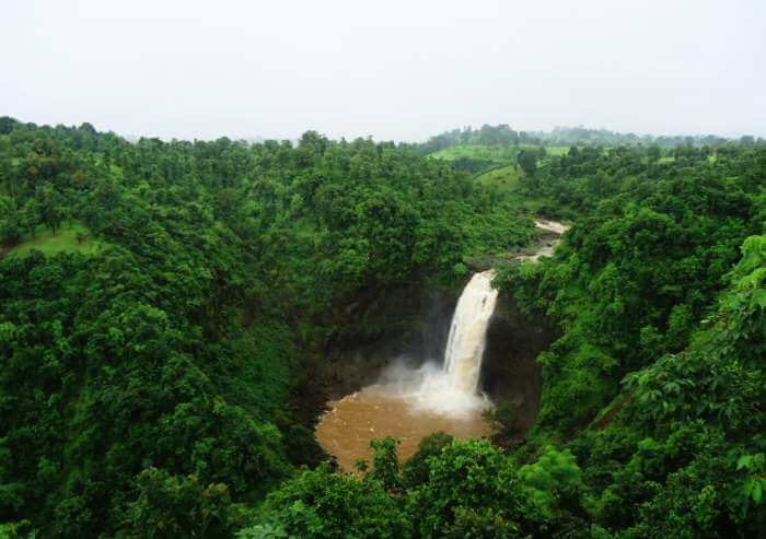 Dhabosa waterfall in the serene Sahyadris is amongst the best offbeat places near Mumbai