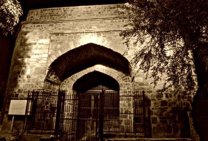 The ruins of spooky Khooni Darwaza