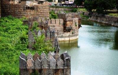 Visit the beautiful Vellore fort near Chennai