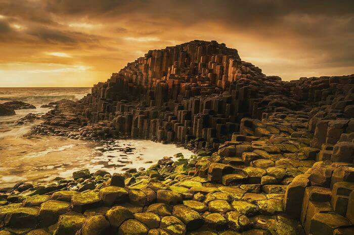 Vibrants shades of the Giant’s Causeway Beach in Ireland