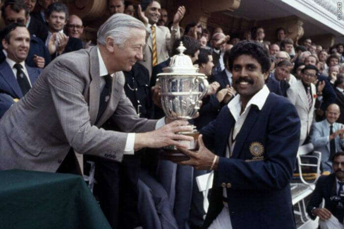 Kapil Dev receiving the trophy