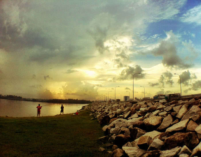 Fishing at Yishun Dam is certainly an awesome free stuff to do in Singapore