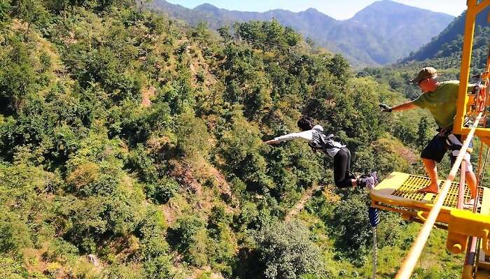 German coach helps a person while bungee jumpin in Rishikesh