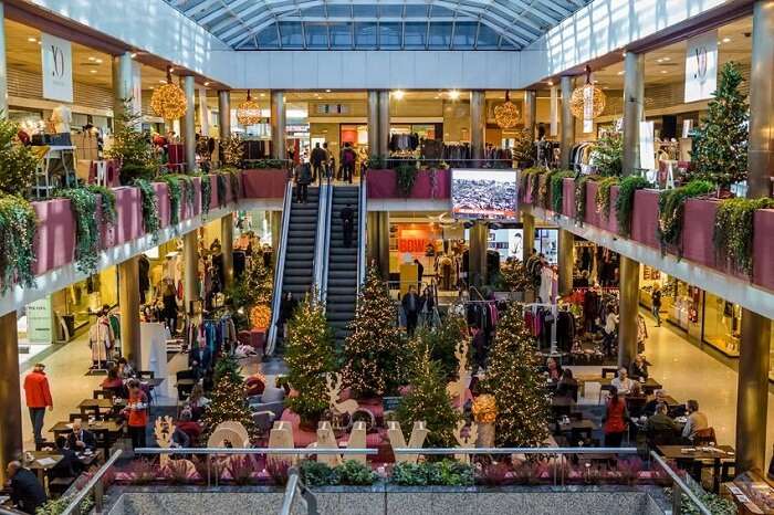 The interiors of the Centro Comercial Moda Shopping Centre