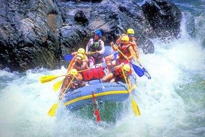Adventurists indulging in River Rafting in Manali