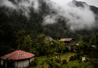 Mist reciting spells around the handcrafted cottages of Kulfon