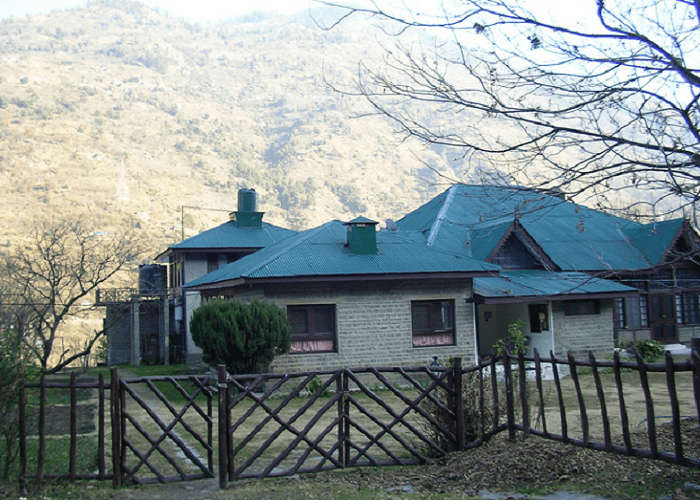 Ramgarh Heritage Villa has a background of the mighty Dhauladhars