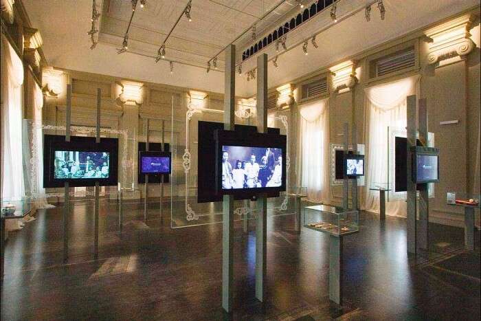 Video montages at National Museum of Singapore – The top historical museum of Singapore