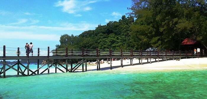The bridge at the Rawa island offers good vantage points for photography