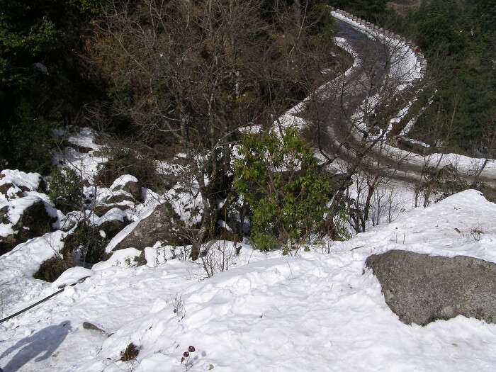 A view of the snow clad road to Daman