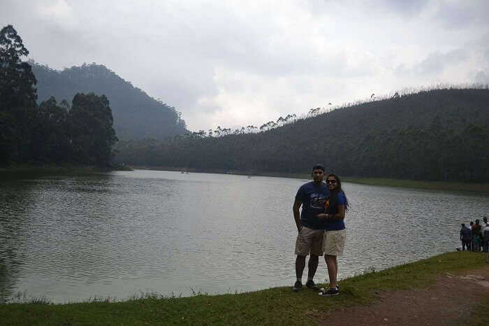 Rajeev and Neha posing for a picture besides a lake in Munnar