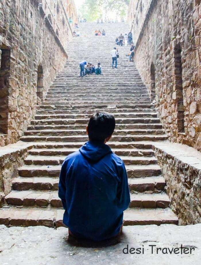 A child sitting in Agrasen ki Baoli