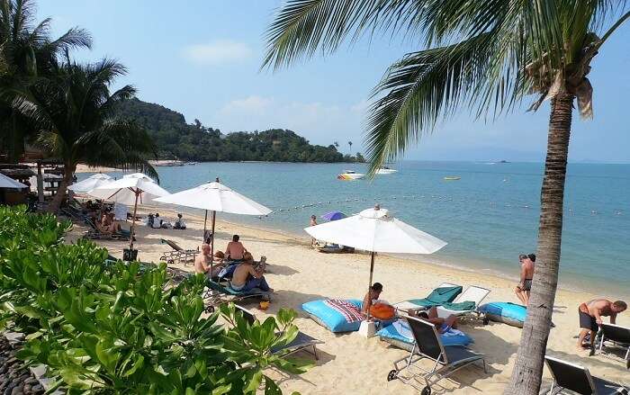 People relaxing at the Bophut Beach