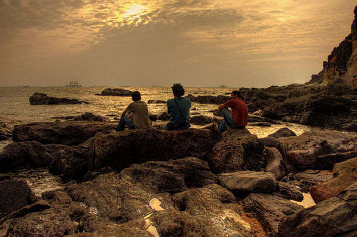 Spend a laid back New Year with friends at Sinquerim Beach, New Year In Goa On A Budget