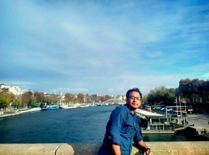 Niket posing on a bridge in Paris