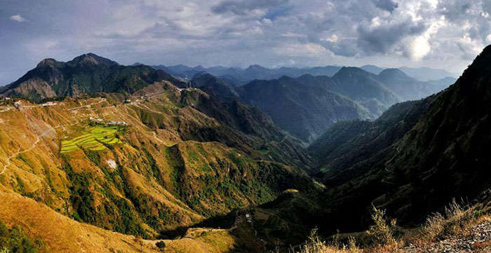 The winding roads through the hills of Mussoorie, ideal for a road trip from Delhi to Mussoorie