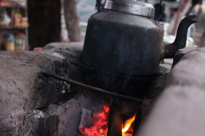 Tea being brewed on a mitti ka chulha