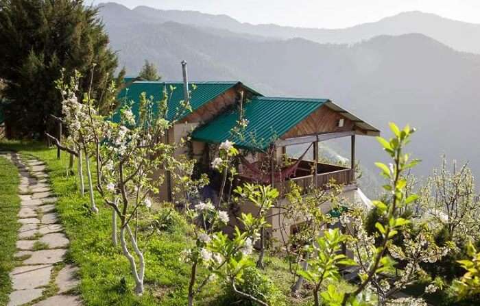 A series of cottage bunglows at Thanedar - One of the hidden romantic places in Himalayas