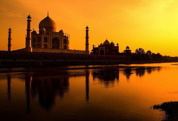 A view of the calm and beautiful sunset at Taj Mahal in Agra