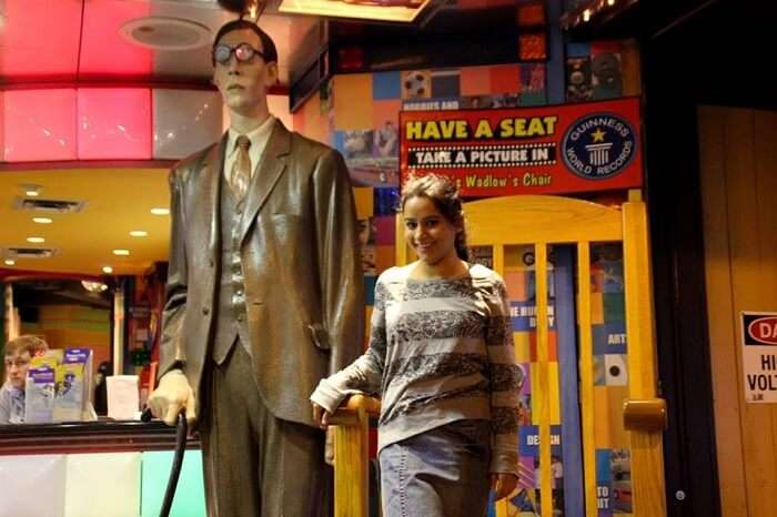 Leena with a statue of a man in a suit