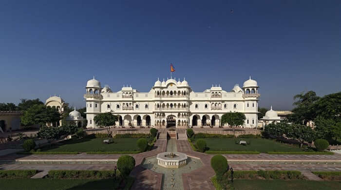 The well lit evening view of Nahargarh confirm it as a beautiful hotel in Ranthambore