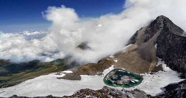 trek to roopkund lake in uttarakhand