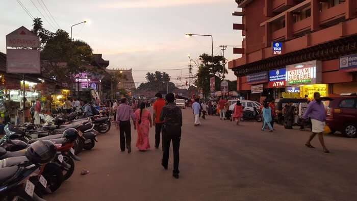 Shopping in the streets in Kerala