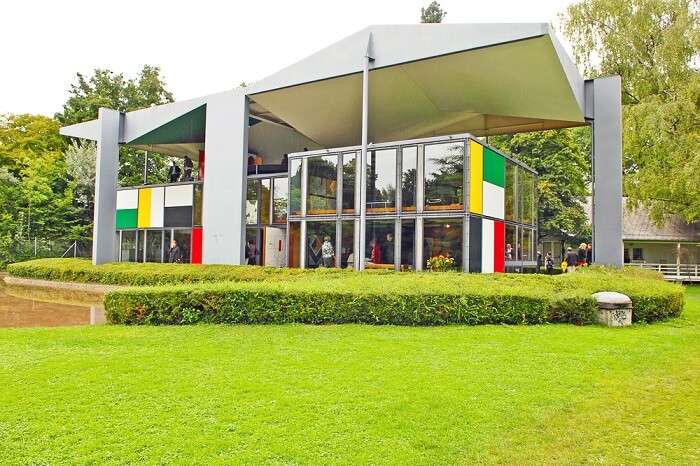 The lush lawn outside and the entrance to the Pavillon Le Corbusier