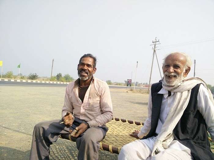 Locals on the highway from Kanyakumari to Kashmir