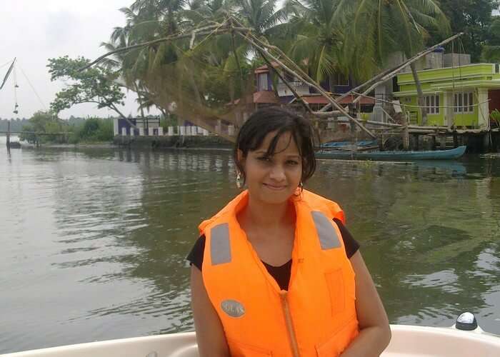 Swati riding Streamer alone i the Backwaters of Kerala