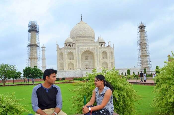 Vineet and his wife at Taj Mahal