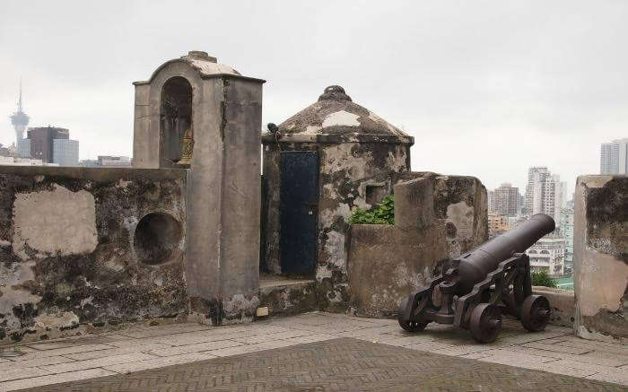 Canons in Fortalezo do Monte